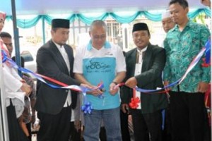 Peresmian UKS Komunitas Kuningan 212 Mart ditandai dengan pengguntingan pita oleh Ir Bun-Bun Budhyasa.